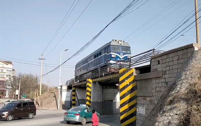 济局青段df4c-4187通过张博铁路珑山路跨线桥