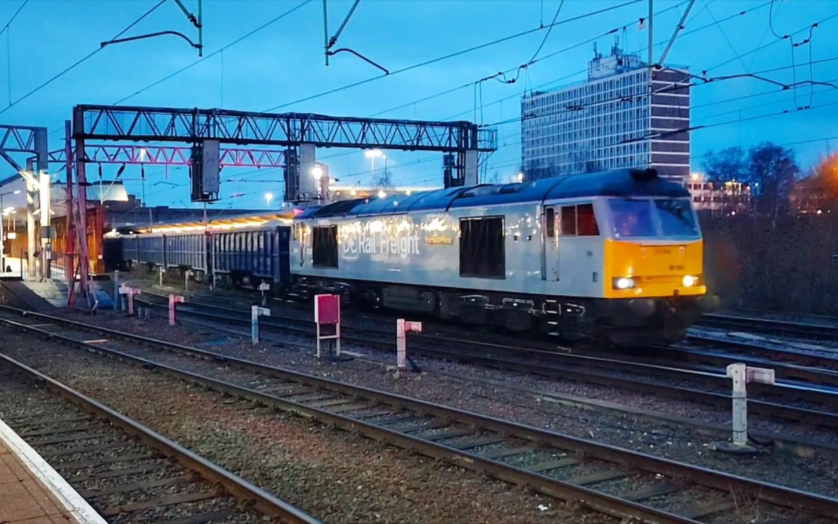 英国铁路gbrf公司60型内燃机车牵引满载矿渣的敞车货列出克鲁站