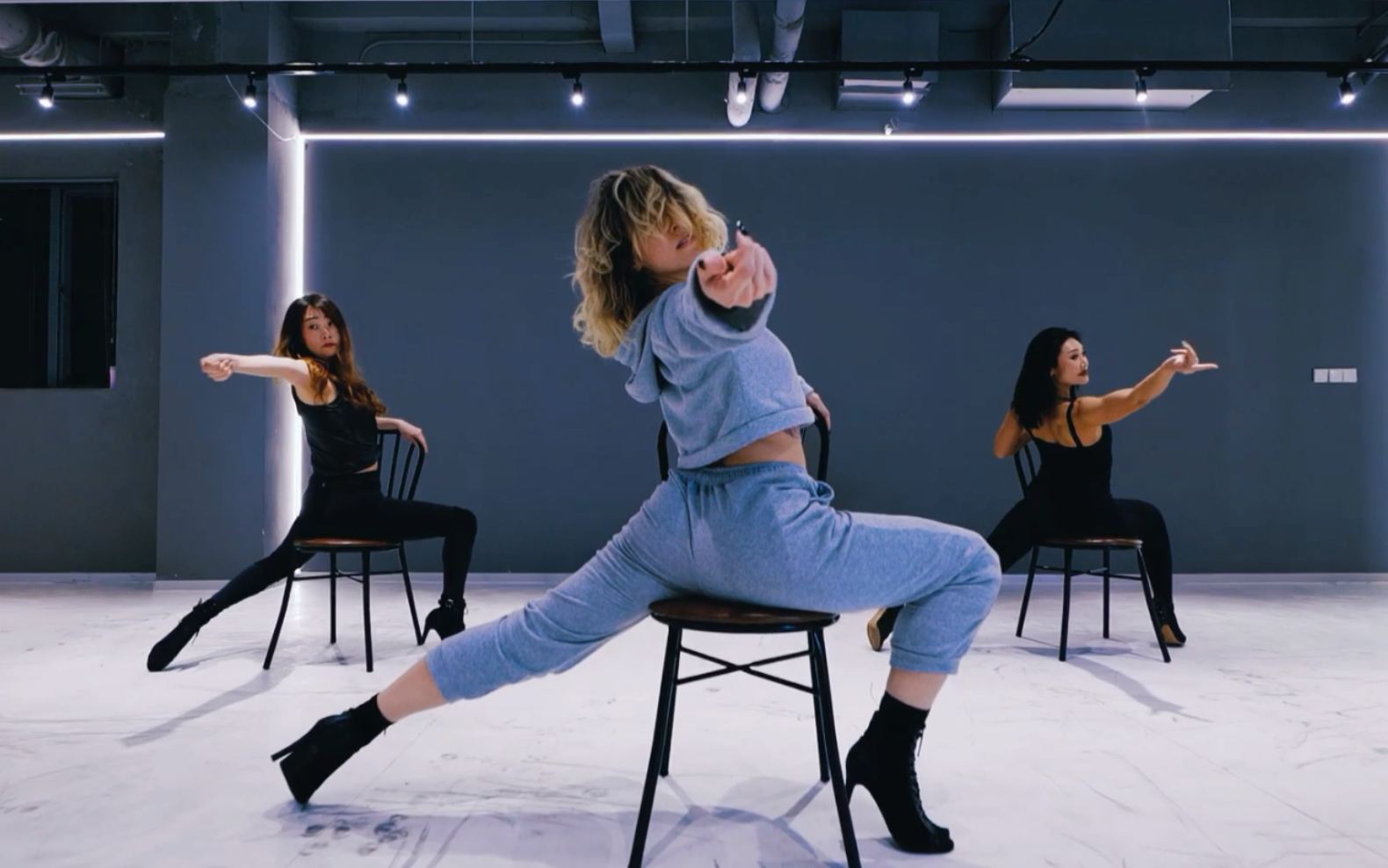 【aspire】氛围感高跟鞋椅子舞!太绝了!原创编舞_哔哩哔哩_bilibili