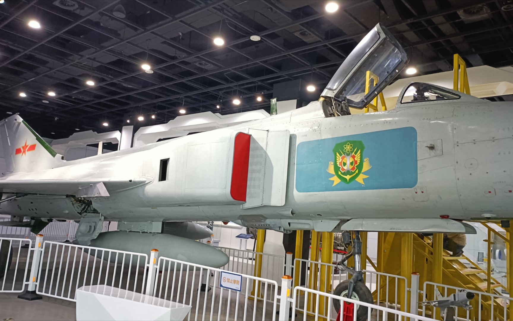 看看成都歼八的座舱