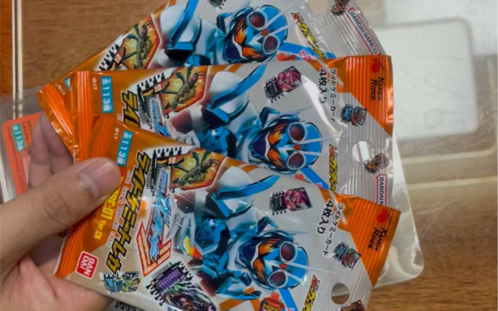 假面骑士哥查德 01弹卡包开拆!