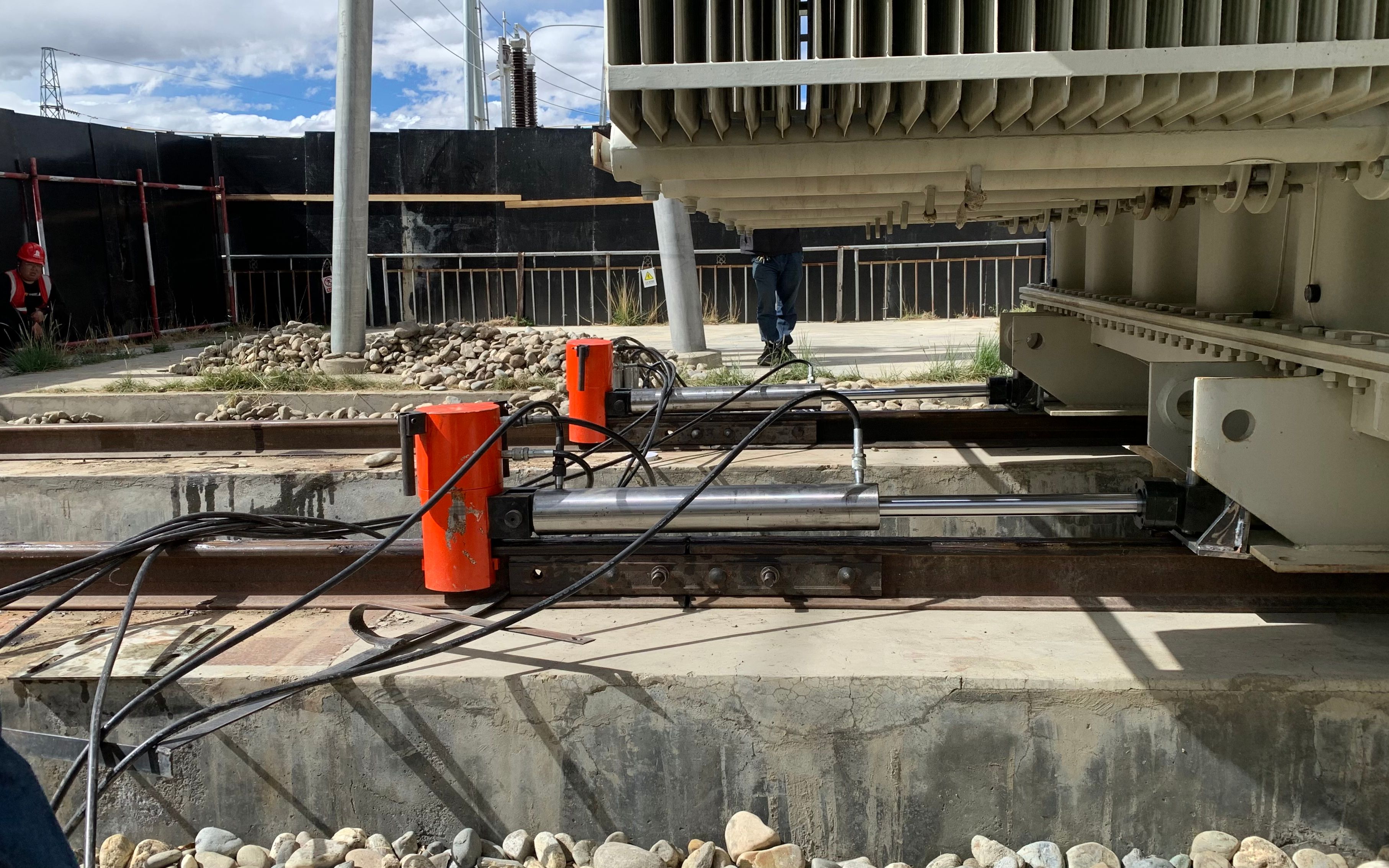 在轨重物推移机现货轨道液压夹轨器铁路器材轨道液压推移机