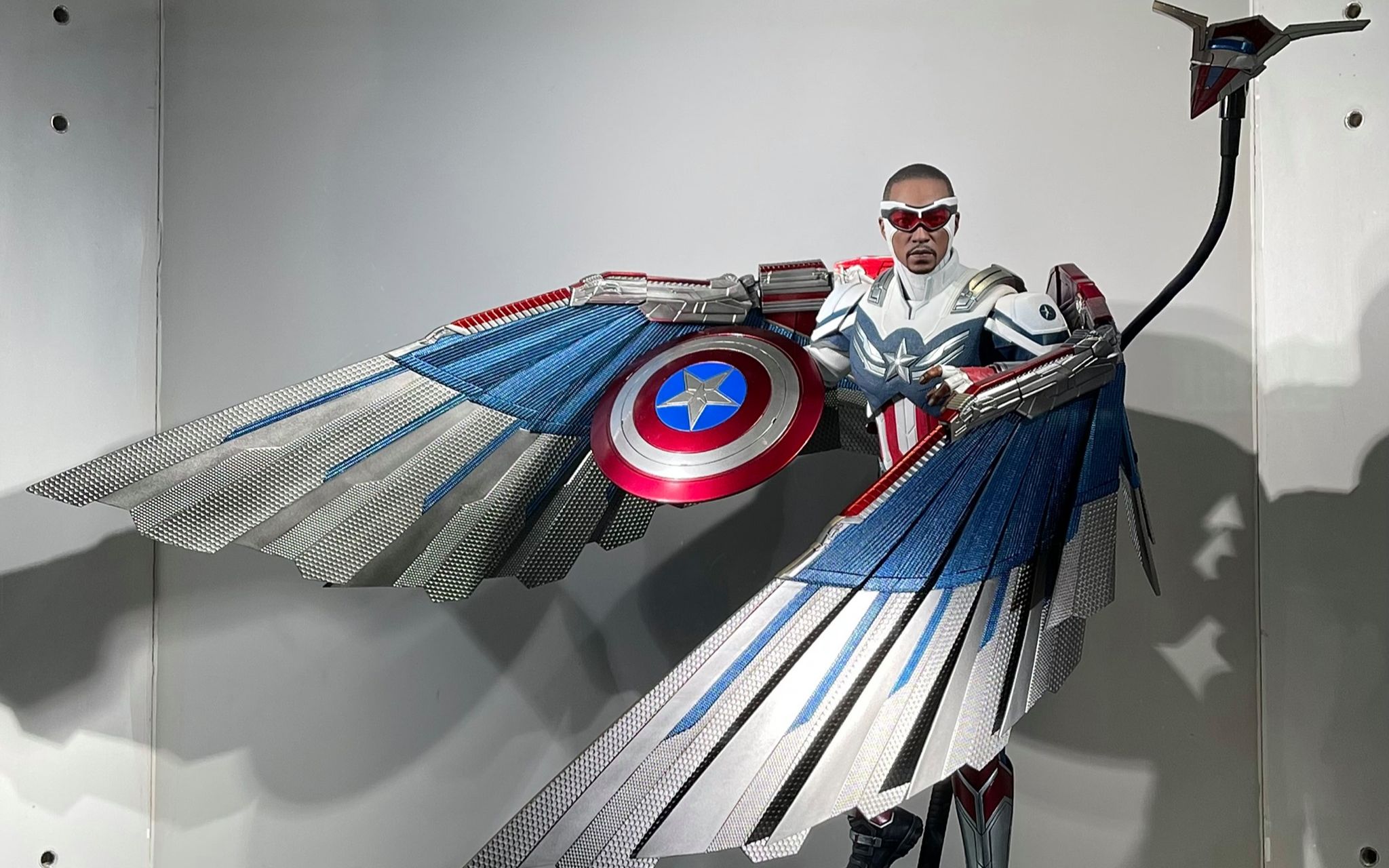 hottoys -   猎鹰与冬兵>> tms040 美国队长猎鹰山姆 实物样品展示