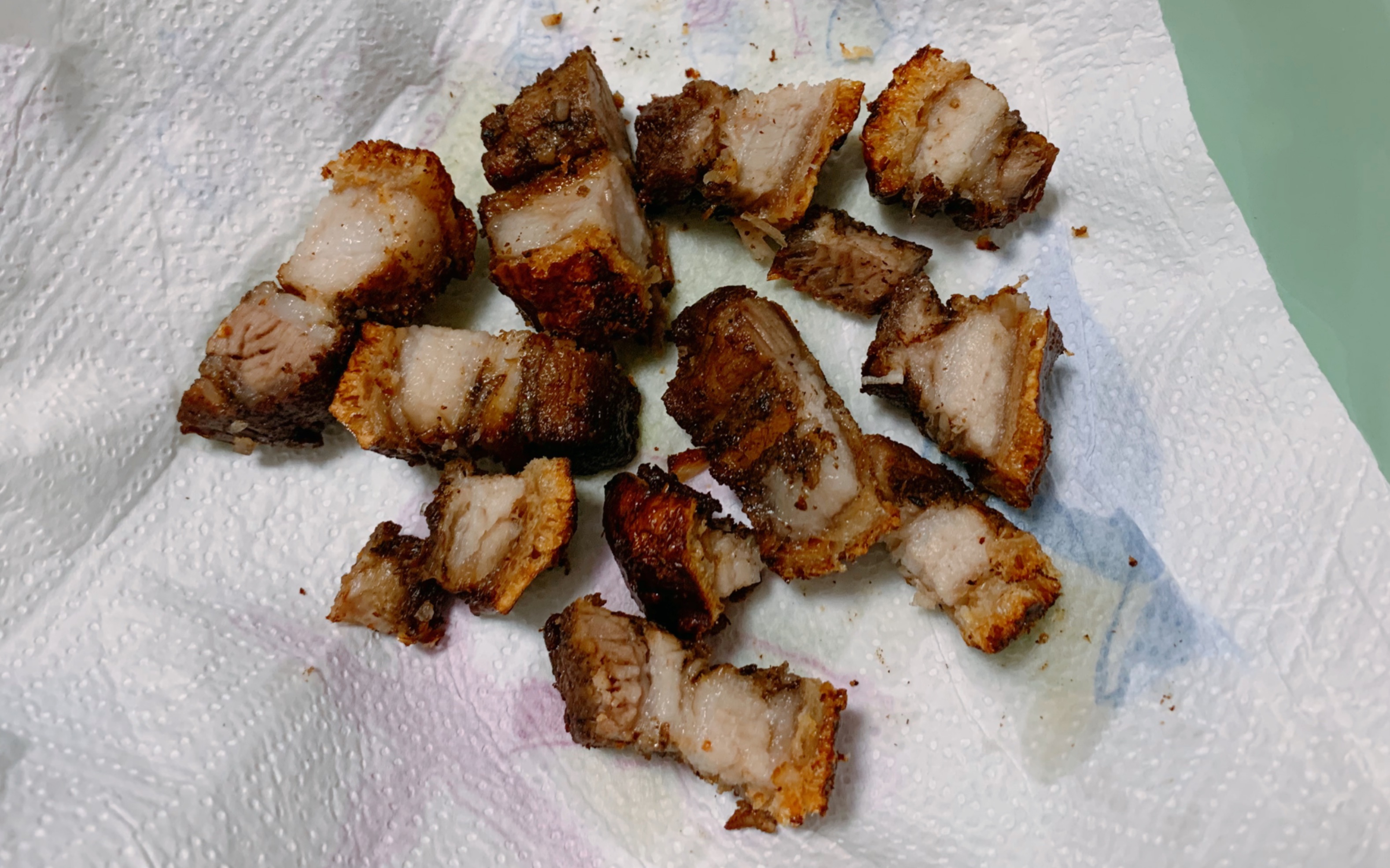 滋滋冒油的烤脆皮猪五花