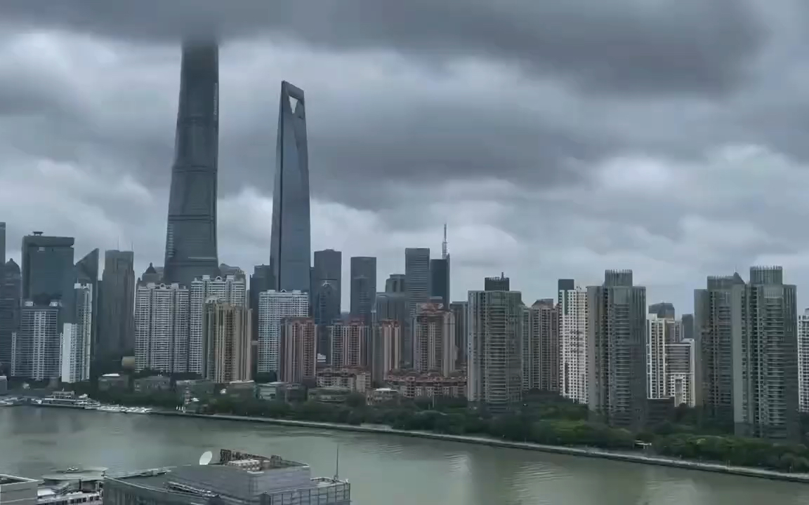 台风"烟花"过后的上海天气,632米上海中心大厦高耸入云_哔哩哔哩
