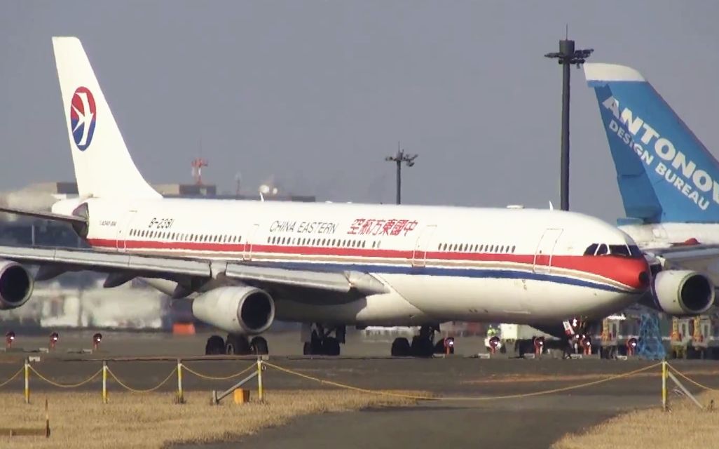 中国东方航空a340300b2381东京成田机场起飞
