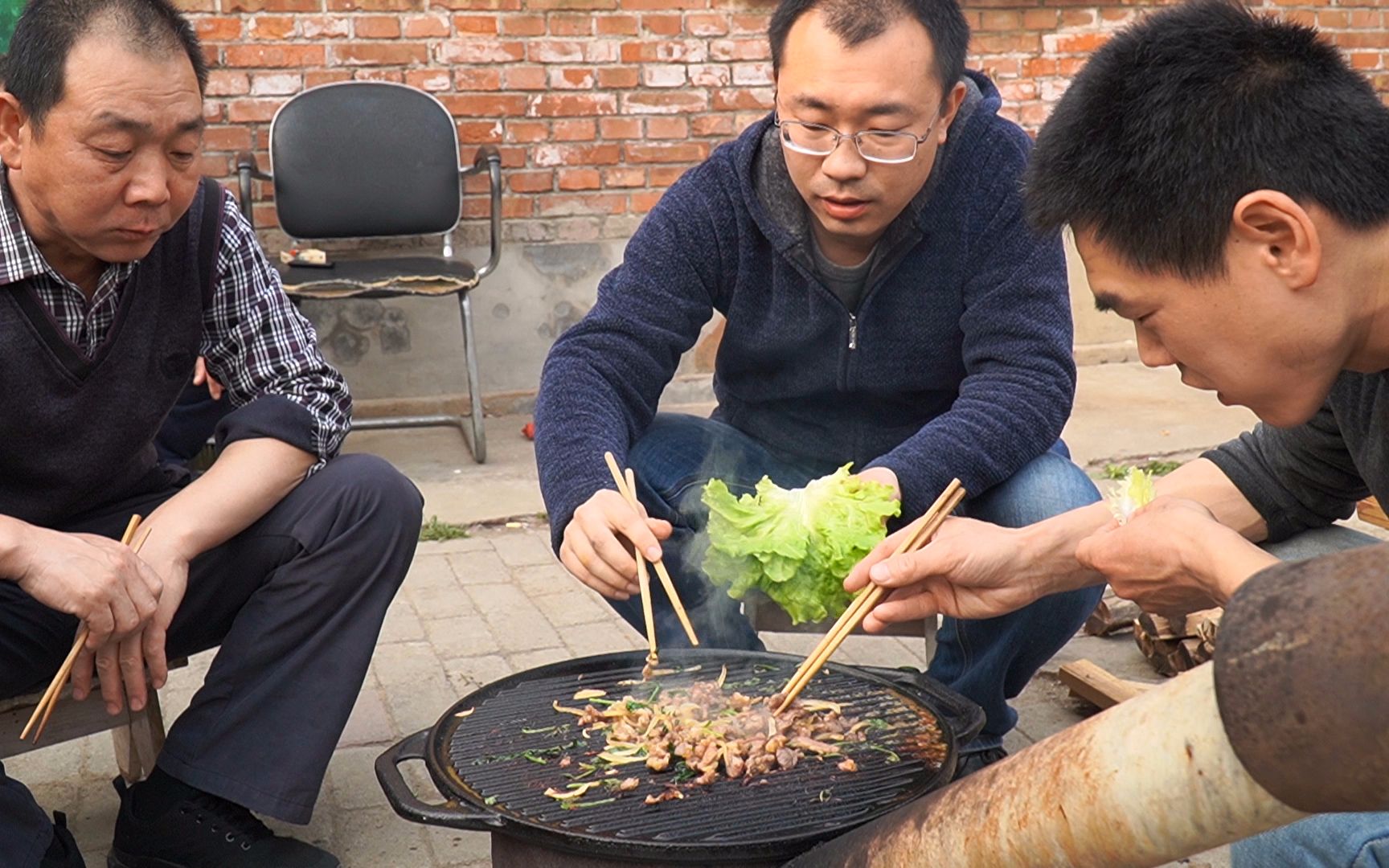 阿远新买了一个铁板,买4斤羊肉来做"炙子烤肉",烤肉味真香_哔哩哔哩