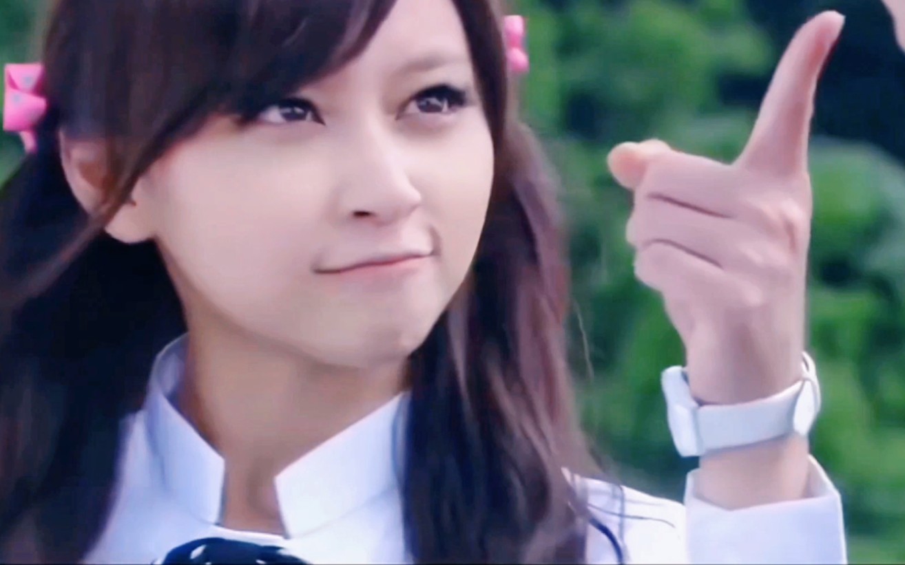 白切黑双马尾大眼萌妹裘球,又甜又飒很难不爱