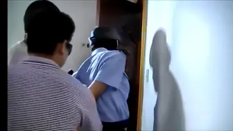 Descargar video: 女警深入虎穴被歹徒抓住