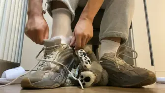 Download Video: yeezy700和小狼狗互动一波