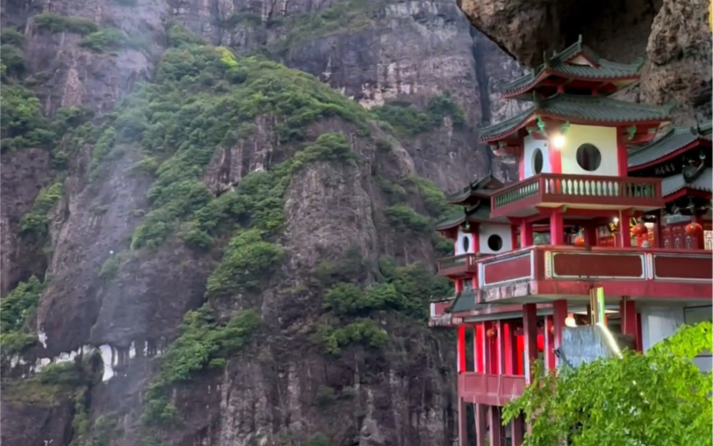 看千米瀑布从天而降 在福建漳州灵通山 千年悬空寺灵空寺