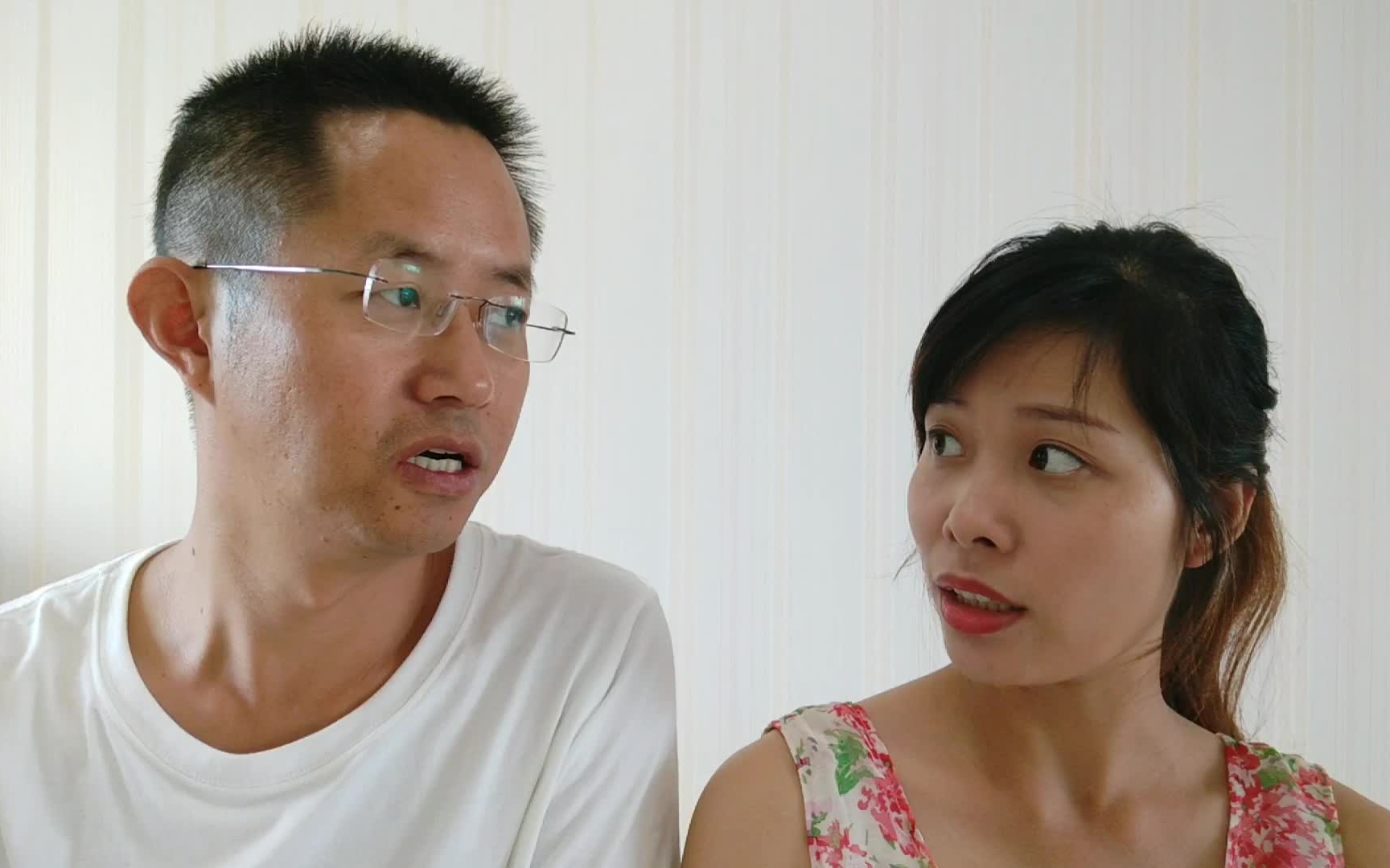越南老婆第一次当众评价中国男人,老公在一旁忐忑不安不知所措