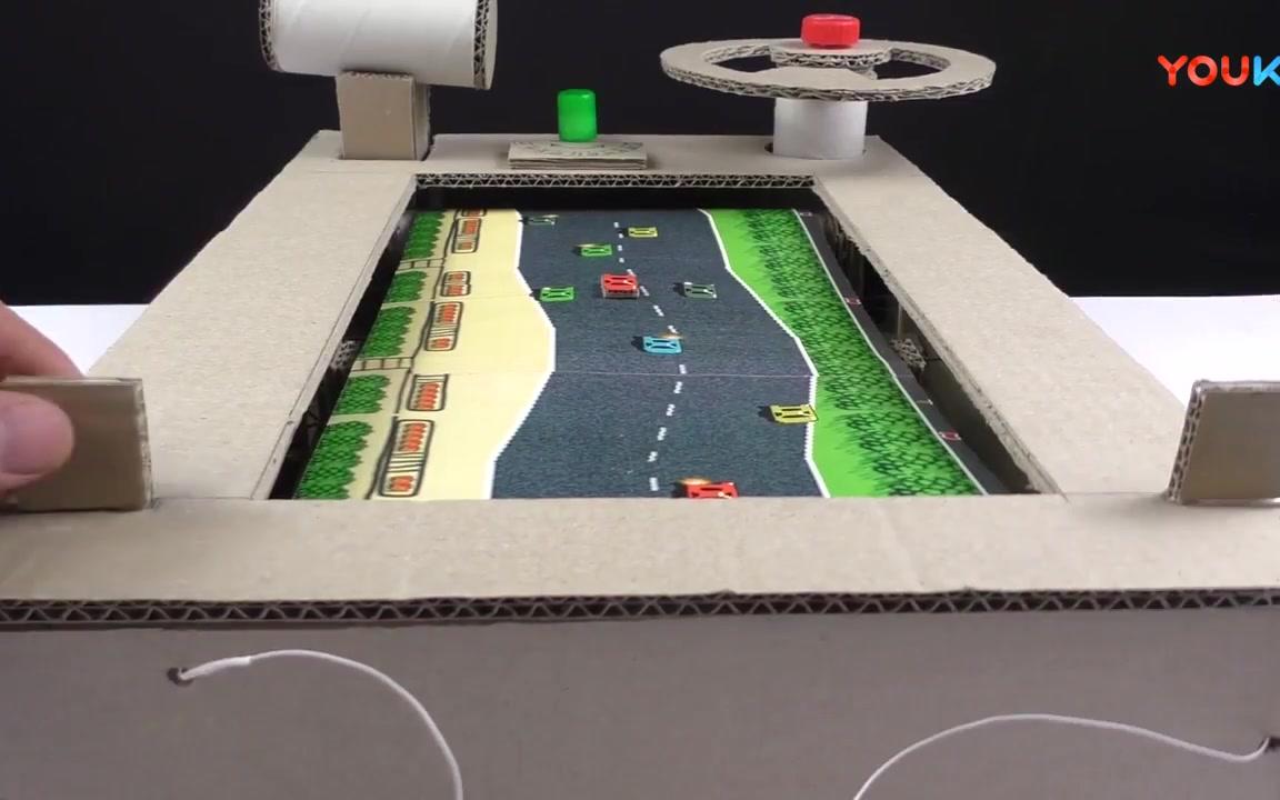 两个用纸板做成的游戏机