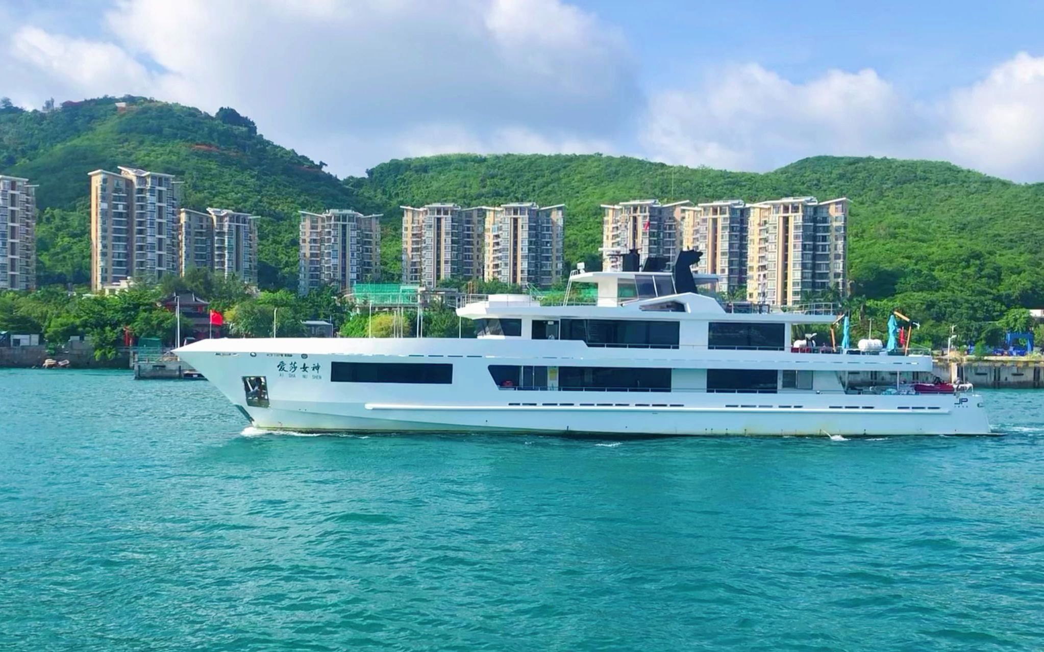 大家猜猜,这艘46米的爱莎女神号游艇,要开它出海,需要什么资质?
