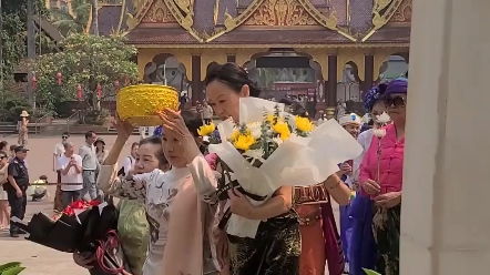 这是在云南的网友拍摄的,有一群傣族同胞跪拜感谢周总理,六十多年前,敬爱的周总理曾来到西双版纳参与傣族最隆重的泼水节狂欢#中国# #傣族#哔哩哔...