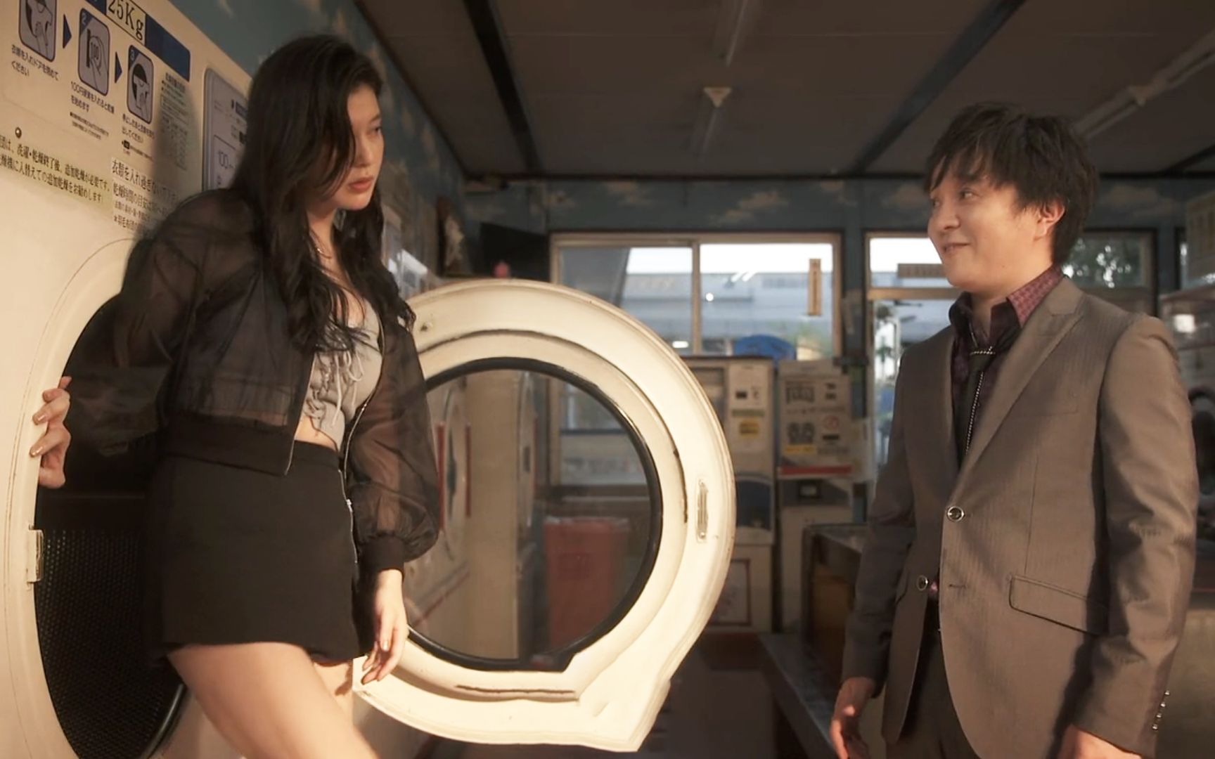 神奇洗衣机只需投币,就能实现一个愿望,小伙许愿要了个美女