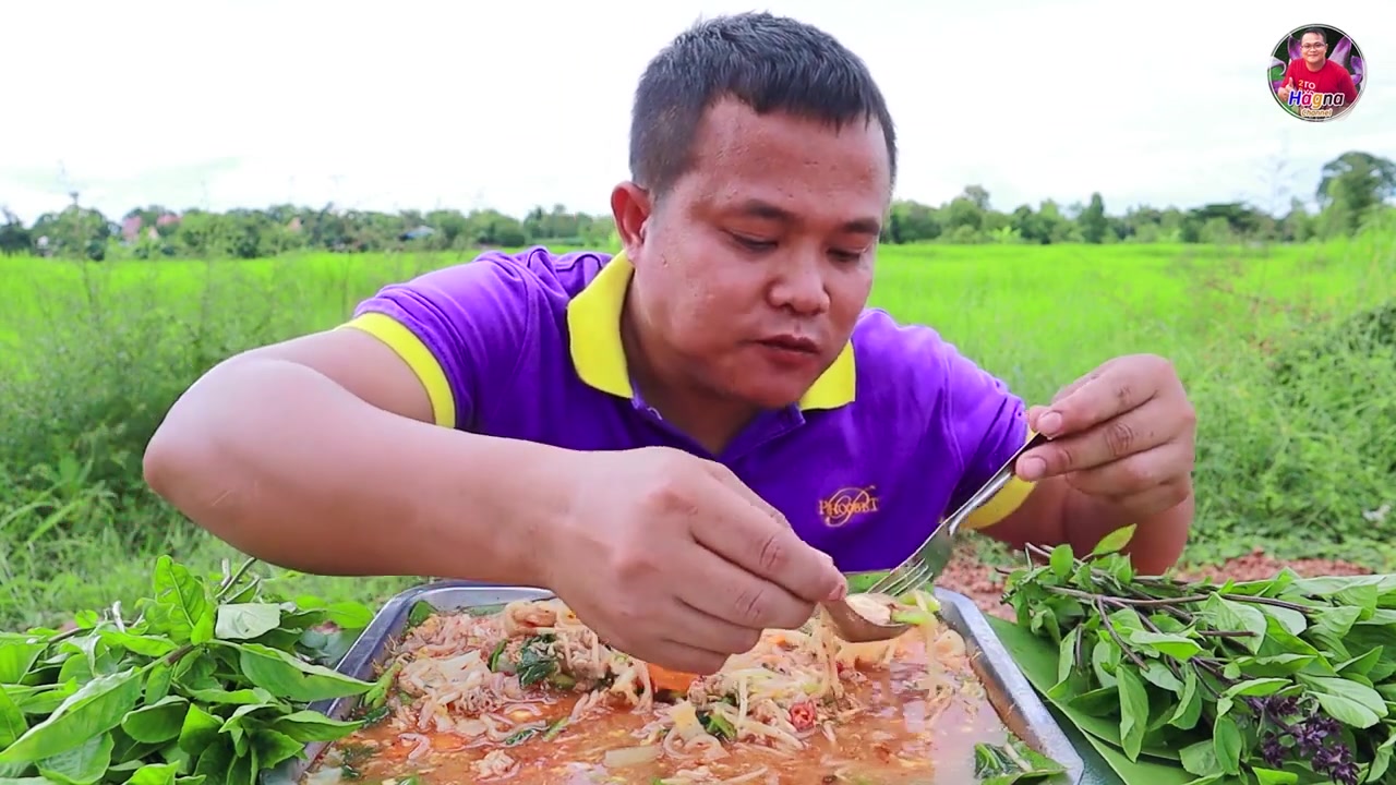 [图]ก๋วยจั๊บอุบลยอดคะน้าหมูสับ เครื่องเข้มข้นแซ่บๆ ยามแลง