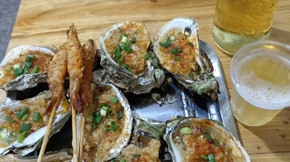 夜宵 暑假在家帮忙 开烧烤店的 我爸问我想吃什么我说啤酒 我爸就没给