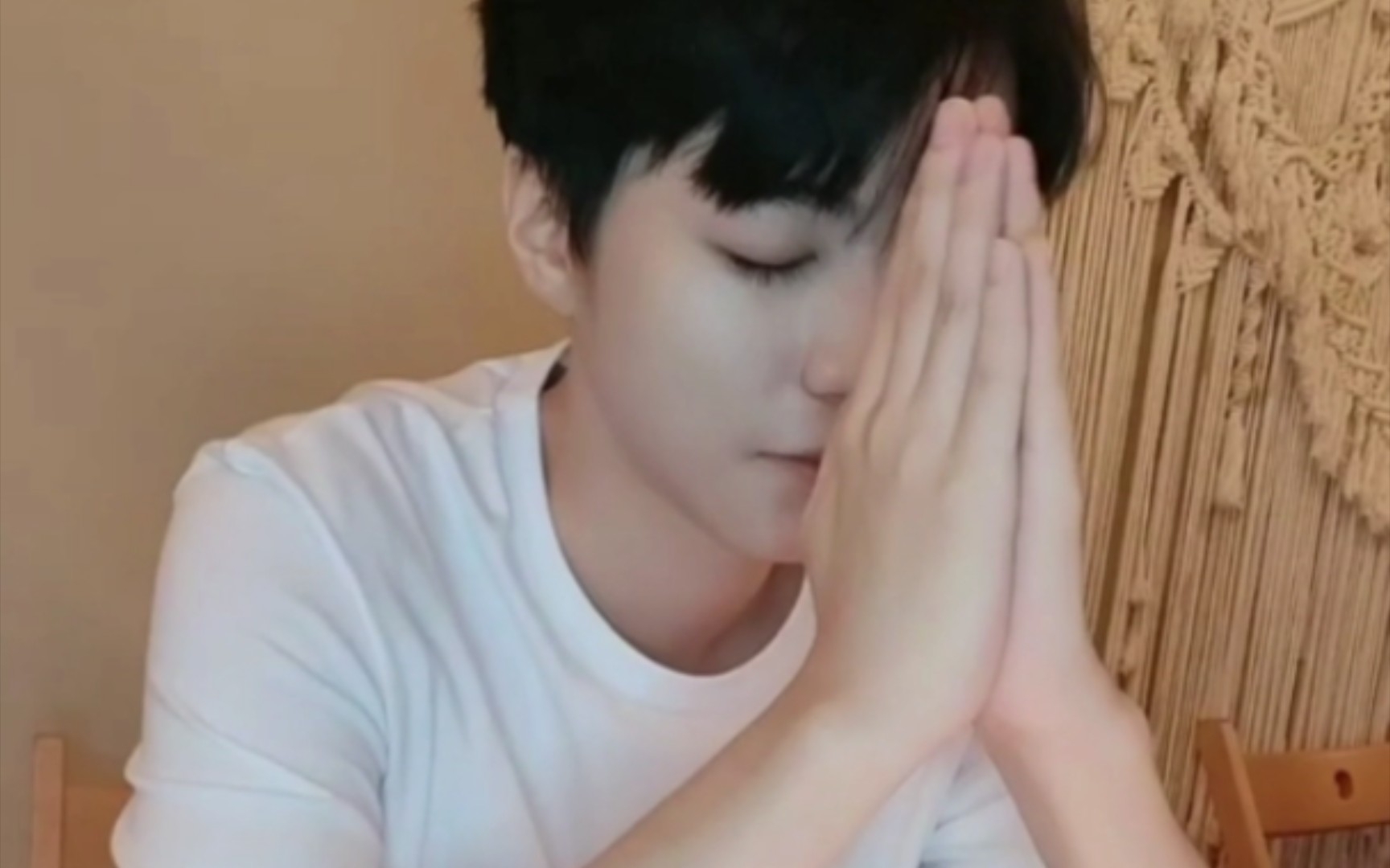 王俊凯20220921生日cut(带字幕)吃小蛋糕,许愿,蜡烛吹不灭