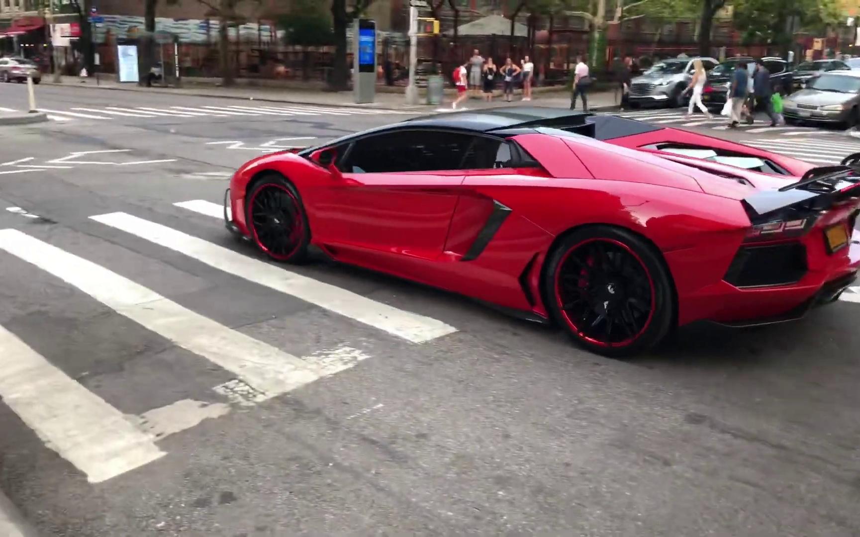 国外土豪开 兰博基尼 布加迪 超级跑车被众人围观