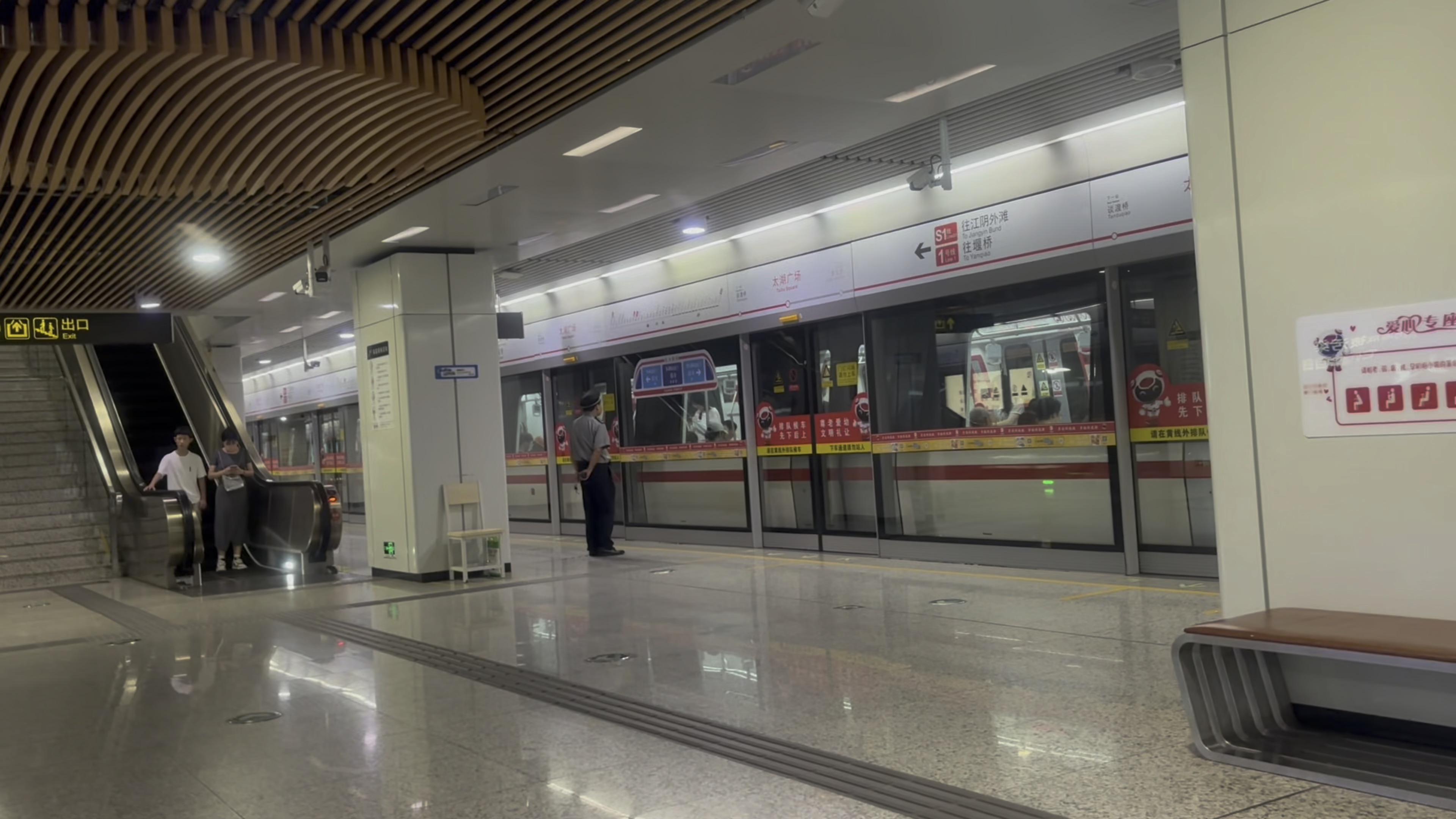 无锡地铁1号线108号车出太湖广场站(往堰桥)