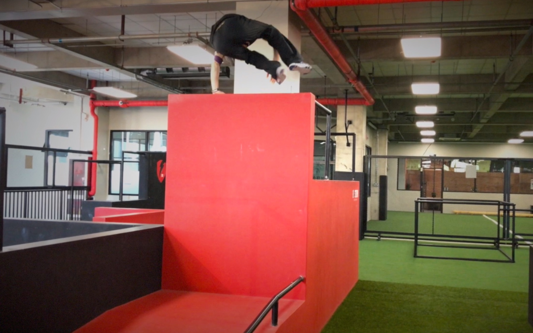 【跑酷入门】动作演示-二级翻越_哔哩哔哩 (゜-゜)つロ 干杯~-bili