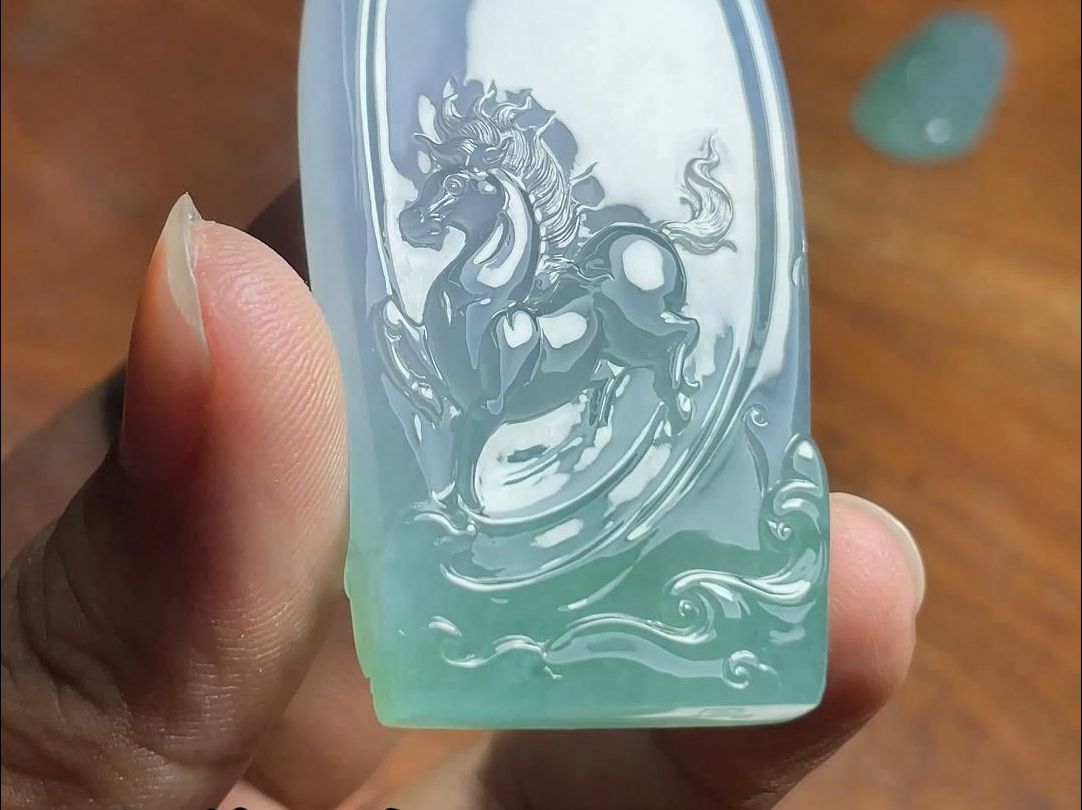 翡翠雕刻,一马当先