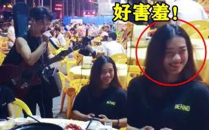 Video herunterladen: 大排档聚餐让流浪歌手唱首歌小哥一开口把美女都唱害羞了