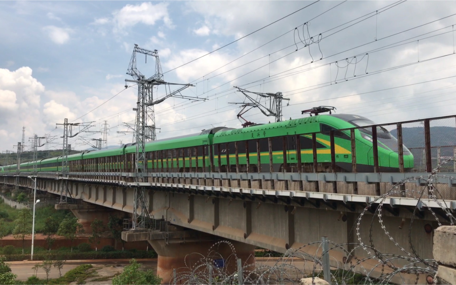 【铁路】昆明南出站不久的绿皮动车组cr200j[铁路] 硬核鸣笛 来自火车