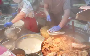 Скачать видео: 香港 生意火爆【超足料牛雜牛腩麵】碗碗送魚皮 師傅忙個不停！