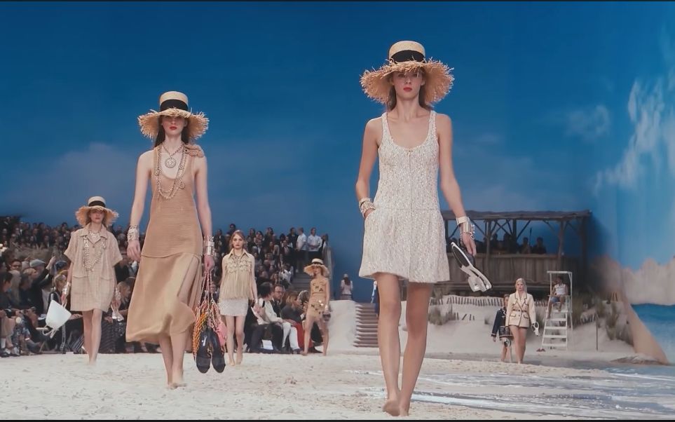 香奈儿沙滩秀场(上),可以评为年度最美最有创意的秀场了吧!
