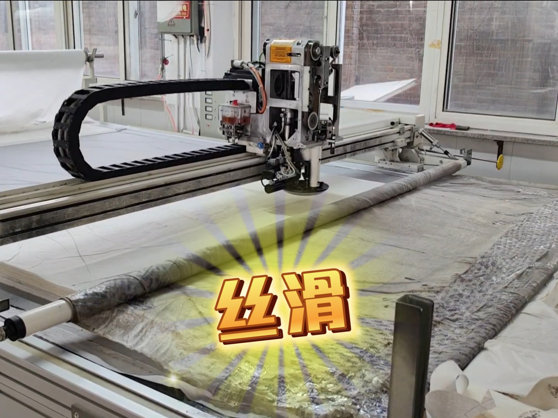 拓卡奔马d8002自动裁床 高速高效高品质 童装工厂裁剪车间现场