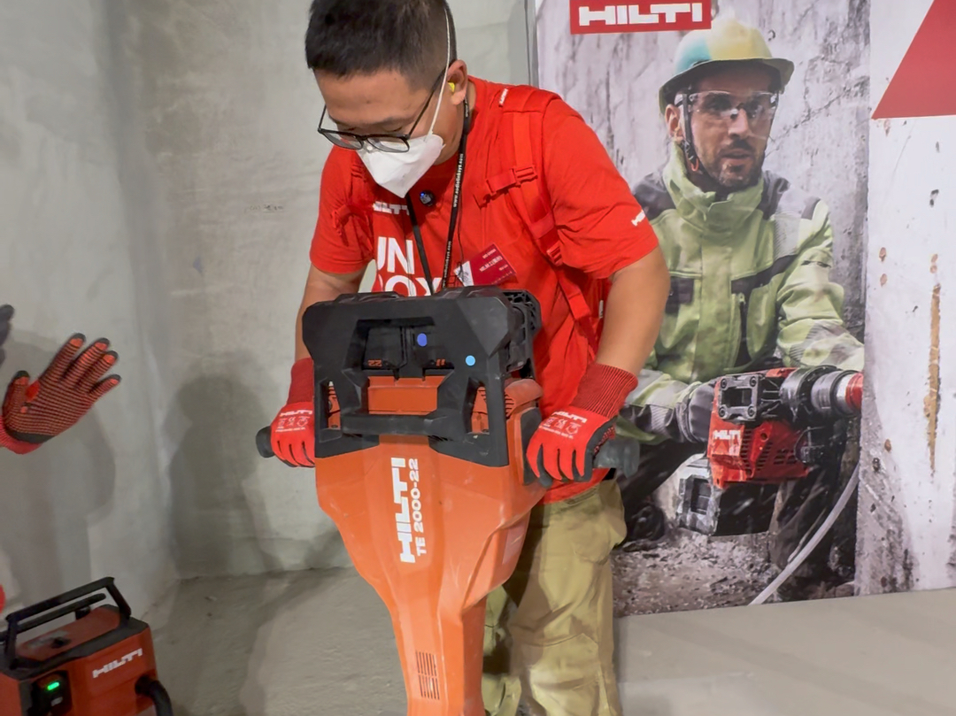 喜利得 HILTI TE 2000 无刷主动减振重型破碎拆除电镐我个人还是比较喜欢有线的,无线的我举起来太困难了啦!𐟘�𚔩‡‘工具 #喜利得亚洲开箱展哔哩哔...