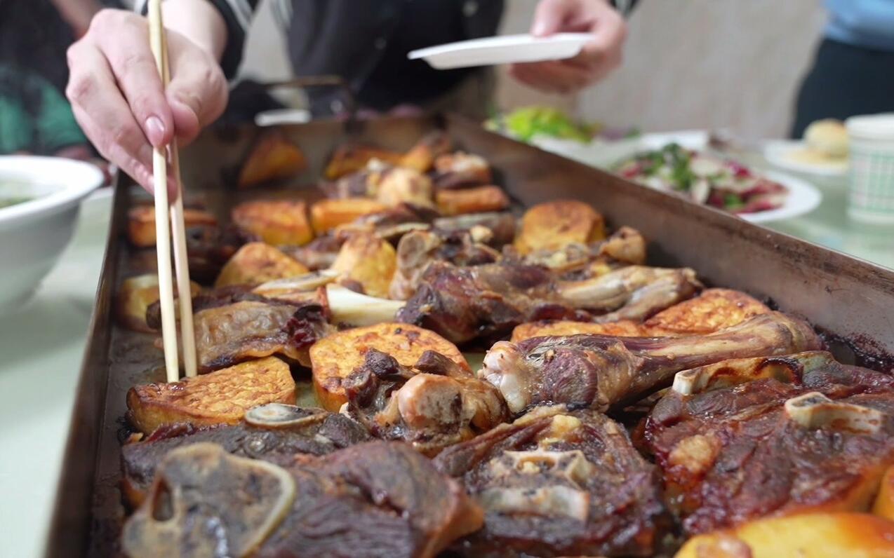 新疆特色美食土坑焖肉，5公斤羊羔肉红薯土豆馕坑烤3小时，太好吃 - 哔哩哔哩