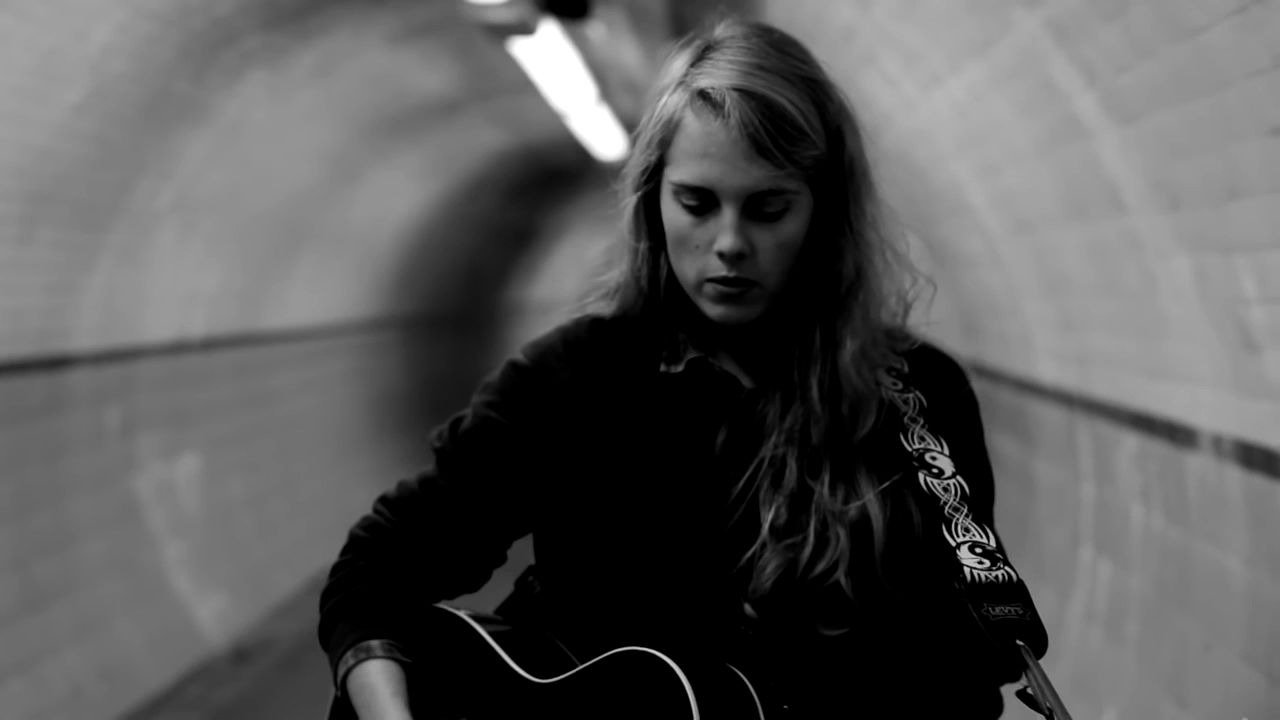 [图]Marika-Hackman-Bath-Is-Black-acoustic