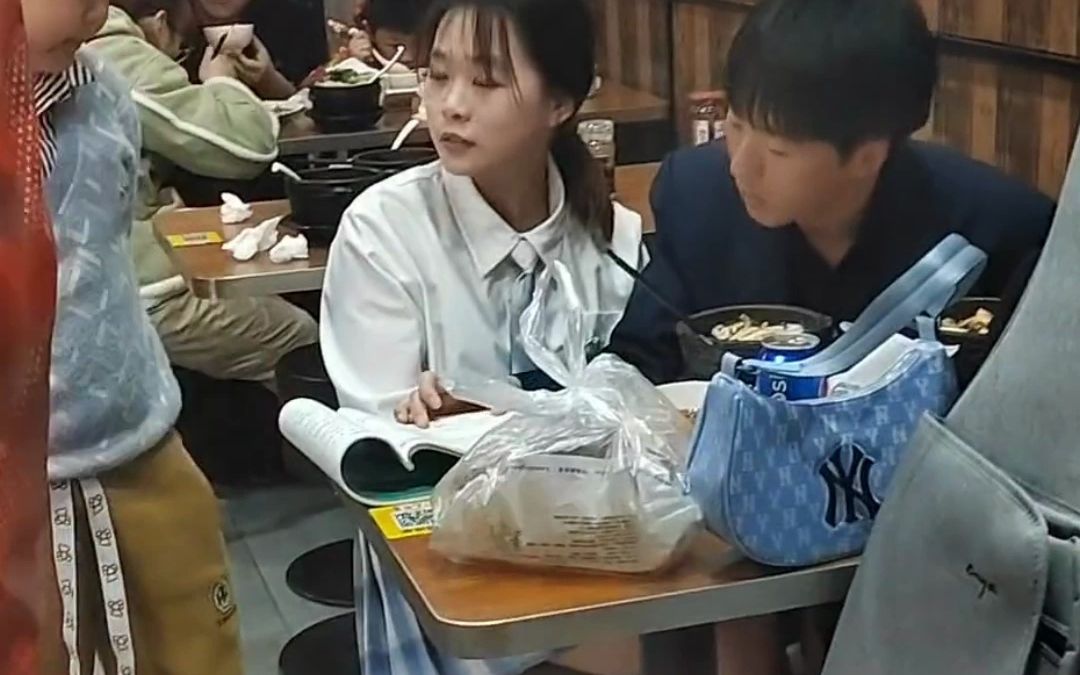 妈妈在大学旁开饭店,儿子不会的题就问店里的大学生.“这是给儿子开了个辅导班”哔哩哔哩bilibili