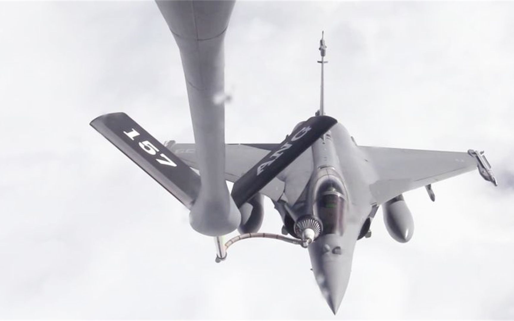 高清实拍美军空中加油机硬管授油装置