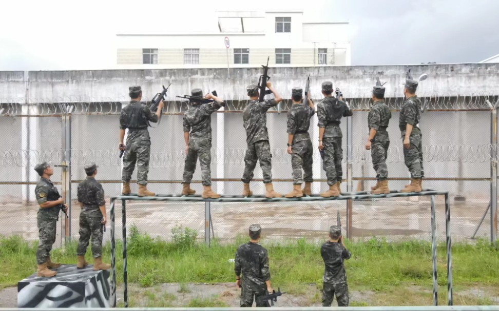 [图]退伍季- 又闻驼铃声，怎舍战友情，执手道珍重，任泪自飘零。我们聚是一团火，散是满天星！