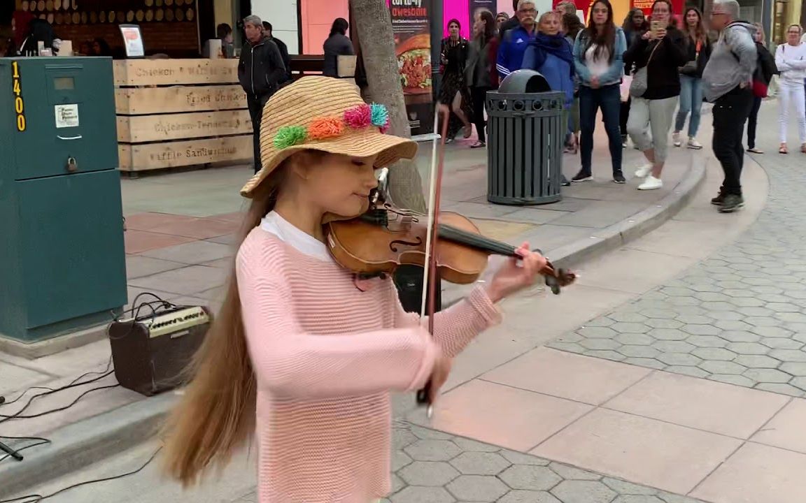 [图]美国小女孩街头小提琴演奏 Let It Go (冰雪奇缘） - Karolina Protsenko - Disney - Violin Cover