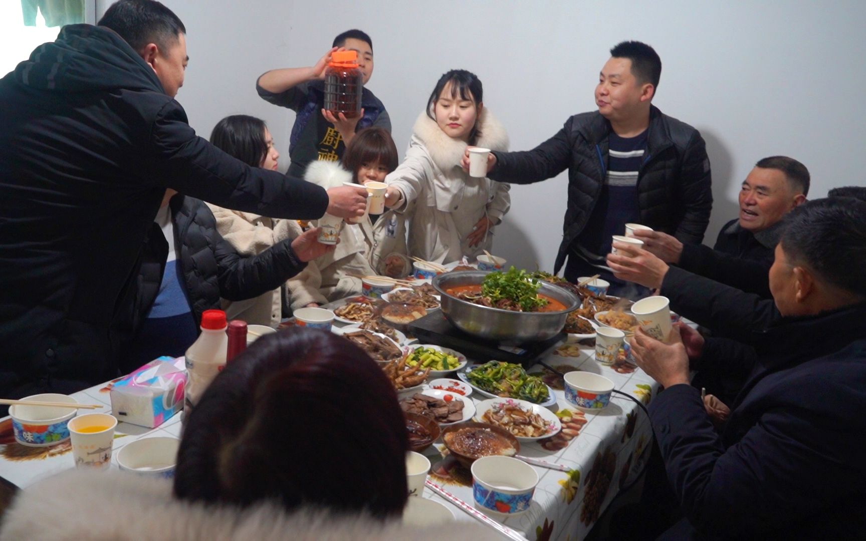 羊腿火锅一桌硬菜,舅舅全家来给老妈拜年,一家人喝酒吃肉真过瘾