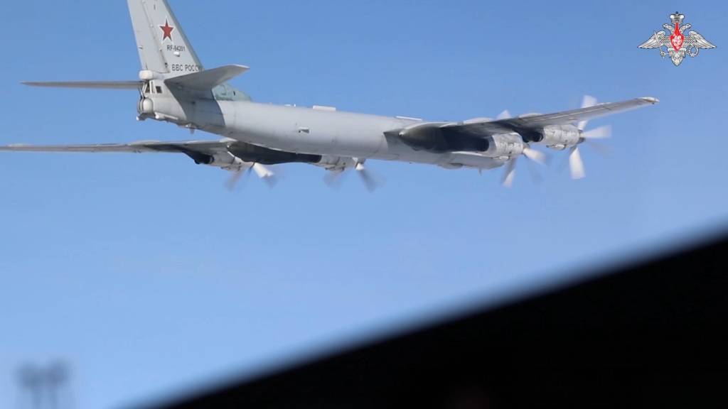 俄罗斯空天军远程航空兵的两架图-95ms战略轰炸机进行了一次计划飞行