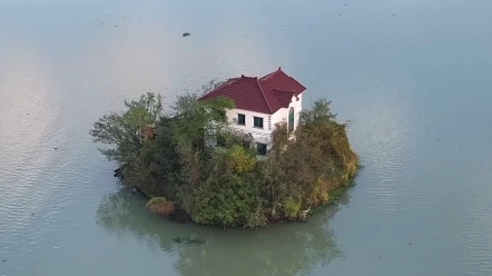 一栋别墅,竟然泡在水中孤岛30年不搬,据说当年给2000万都不愿搬,现在