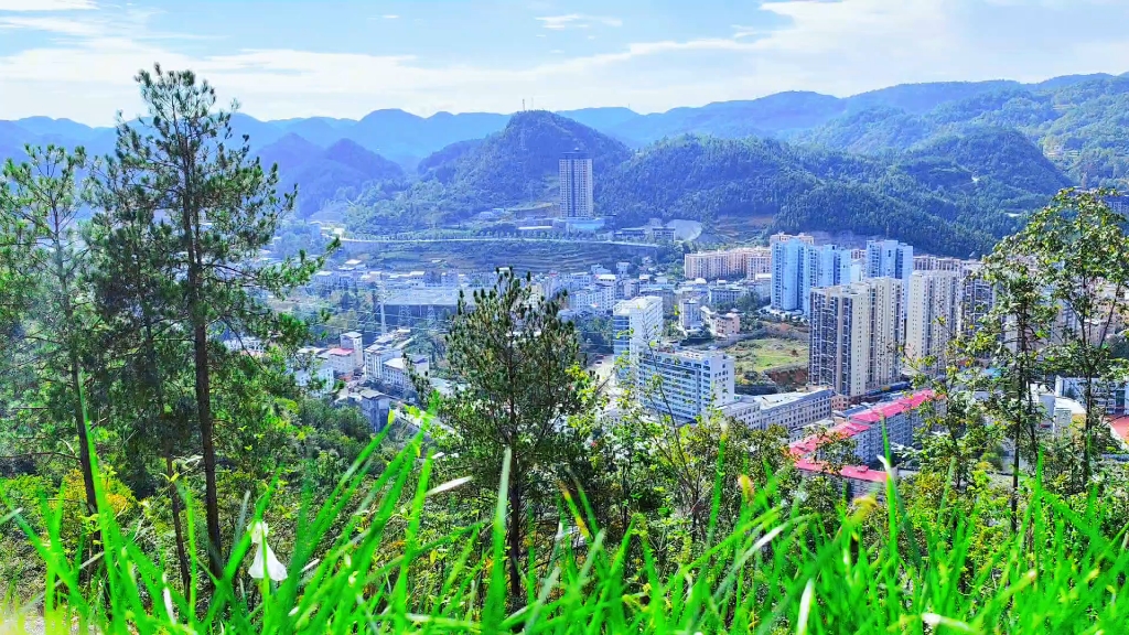 [图]野三关半城伴山看风景，人生如山，高不可攀，一旦登顶，满目风景，一路荆棘，勇往直前……