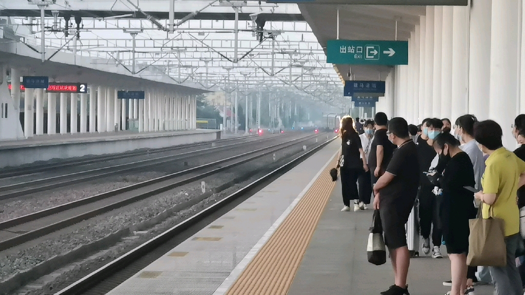 中国铁路z190晚点进驻马店站