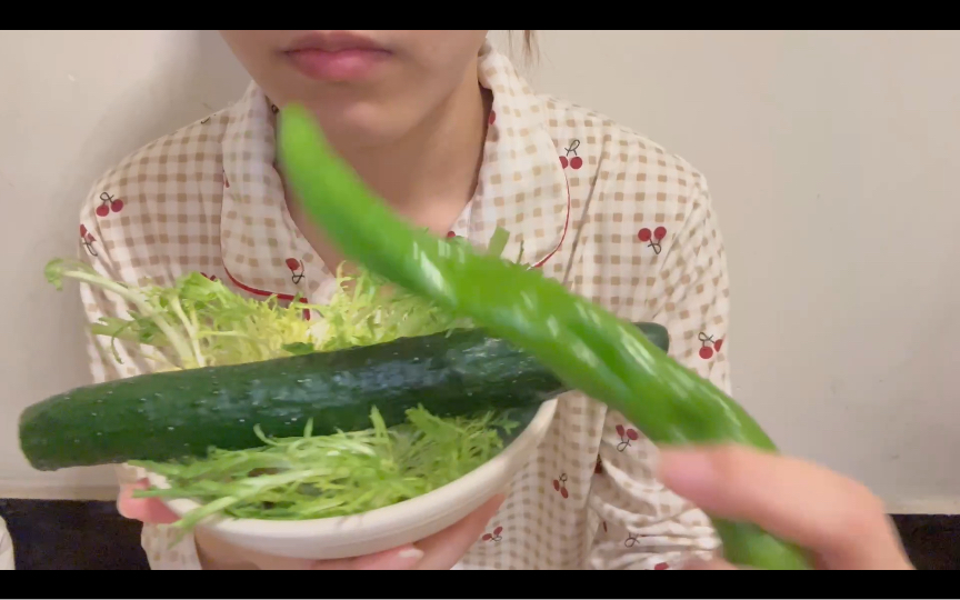 一女子闲着没事生吃辣椒与苦苣,你要试试吗?