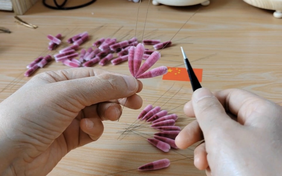 全职宝妈做非遗绒花发簪,绒条做好了,开始组装花瓣,这步很简单