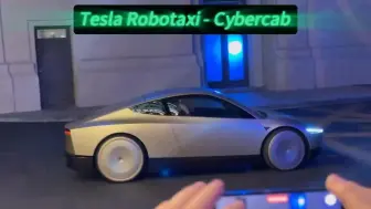 Télécharger la video: 马斯克乘坐 Cybercab 离开 Tesla Robotaxi 发布会