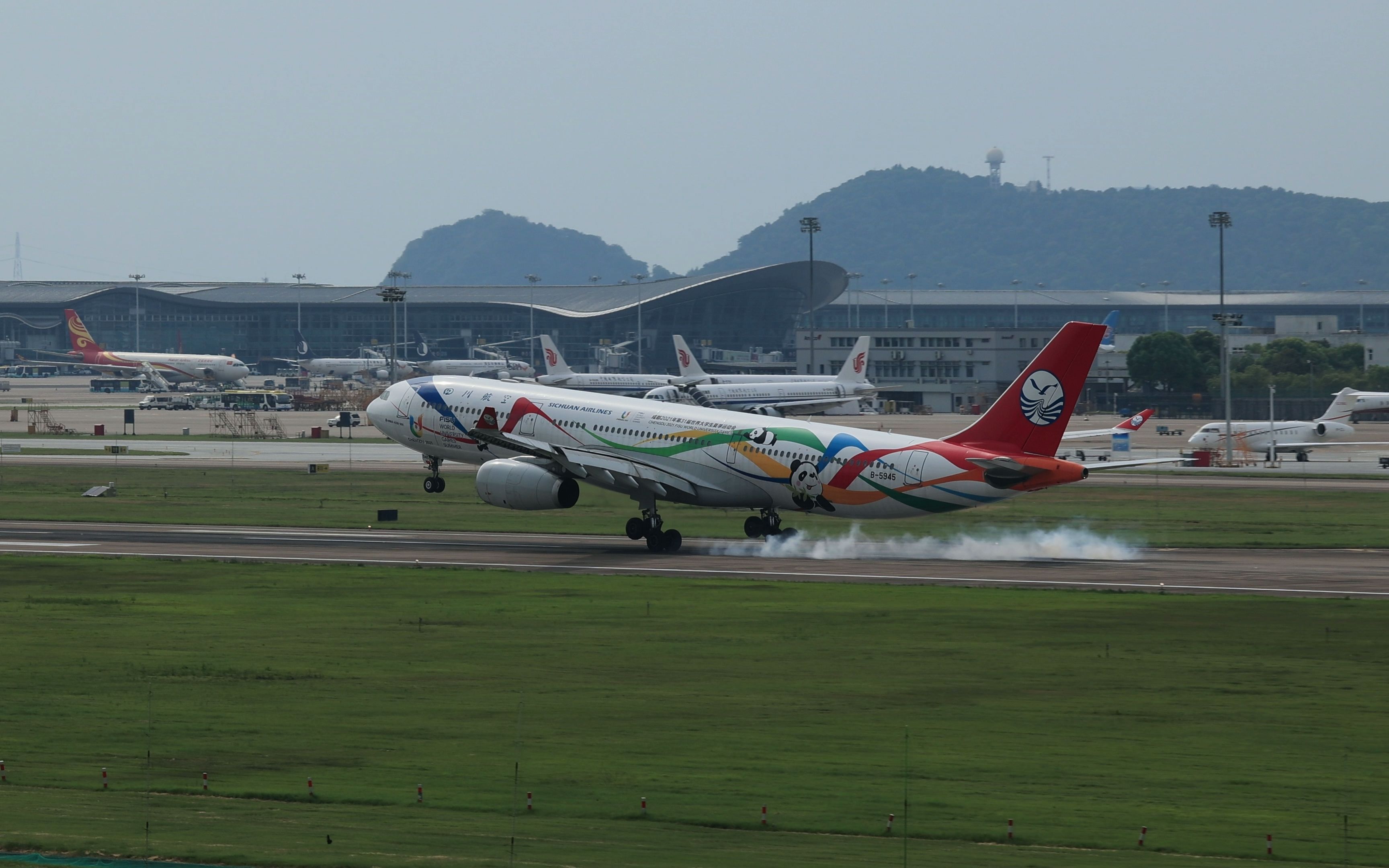 四川航空a330大运会彩绘降落萧山