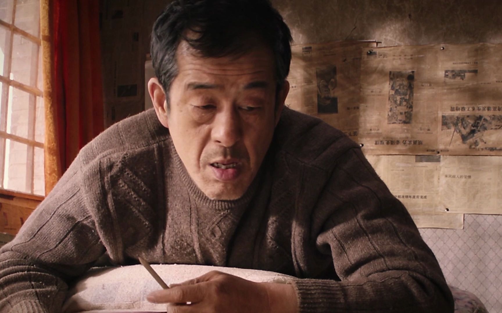 忠爱无言:小狗靠身子拉瘫痪老人骑车赚钱,整整十年,结局看哭了