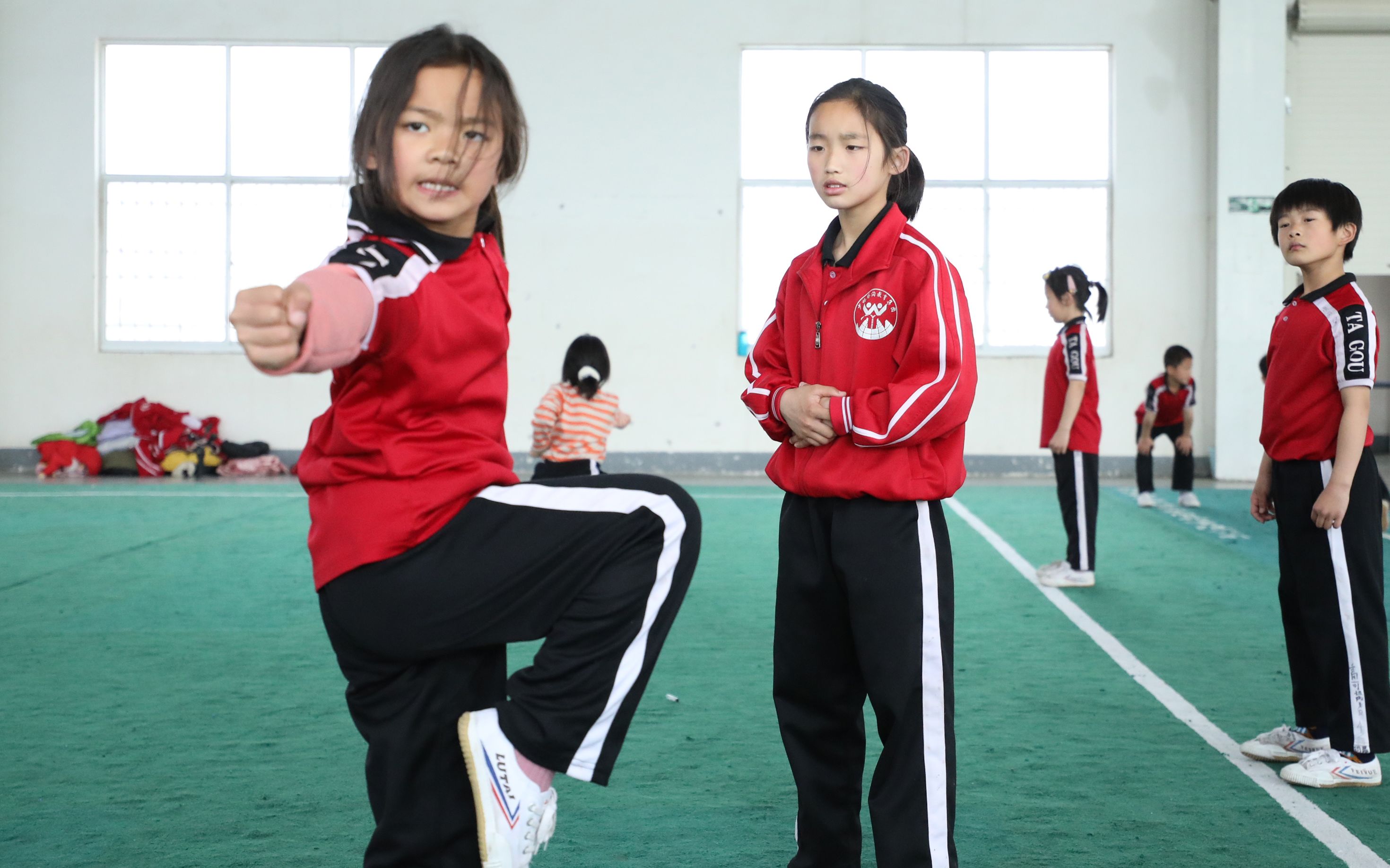 实地参观塔沟武术生的训练场面,少侠个个身姿矫健,精气神特足